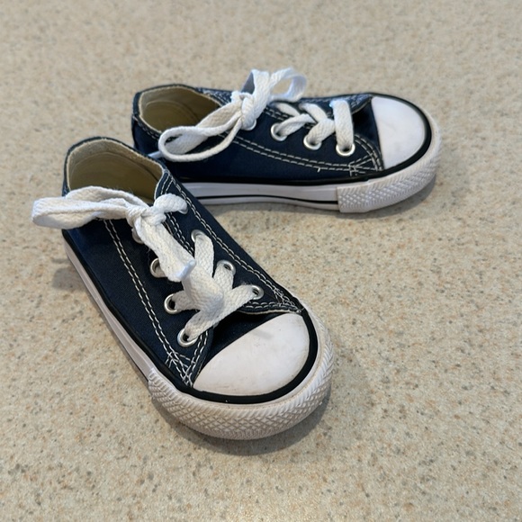 Converse infant Chuck Taylor All-Star low top blue shoes, toddler size 5 - Picture 3 of 9